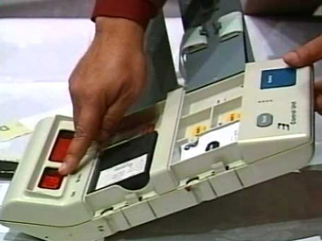 नेशनल रिपोर्टर : यूपी चुनाव आयोग की मांग - नई EVM दें या बैलेट पेपर से चुनाव की अनुमति दें
