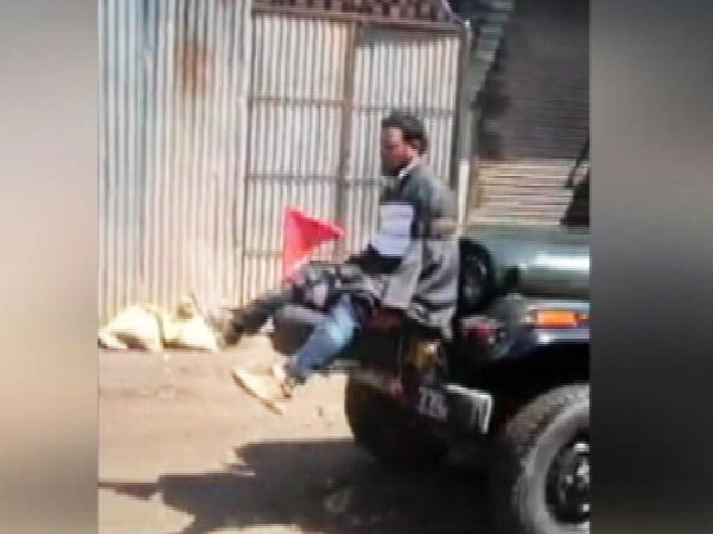 कश्मीरी युवकों और सेना के संघर्ष का एक और वीडियो