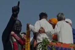 अंबेडकर की मूर्ति पर माला पहनाने से रोकने पर दलित युवक की पिटाई अंबेडकर की मूर्ति पर माला पहनाने से रोकने पर दलित युवक की पिटाई