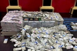 बेंगलुरु में हिस्ट्री शीटर के घर से 25 करोड़ के पुराने नोट बरामद बेंगलुरु में हिस्ट्री शीटर के घर से 25 करोड़ के पुराने नोट बरामद