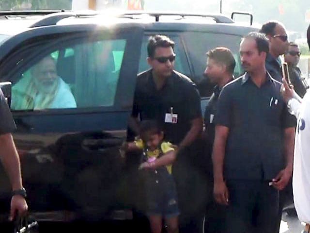 Video : On His Way To Airport, PM Modi Stops His Car To Meet 4-Year-old