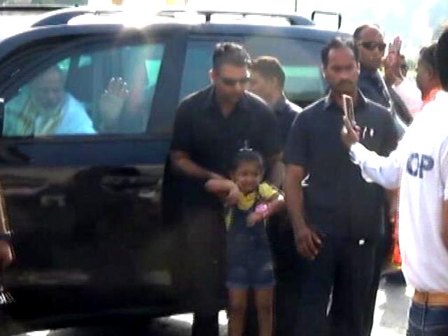 काफिले के बीच आई 4 साल की बच्ची से यूं मिले पीएम मोदी काफिले के बीच आई 4 साल की बच्ची से यूं मिले पीएम मोदी