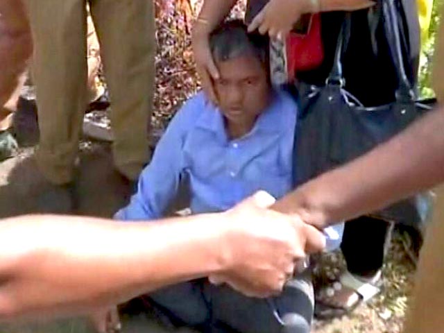 महाराष्ट्र के मुख्य सूचना आयुक्त की दलित कार्यकर्ताओं ने की पिटाई