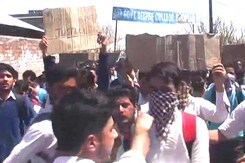 Hundreds Of Students Clash with Security Forces During Kashmir Protests Hundreds Of Students Clash with Security Forces During Kashmir Protests