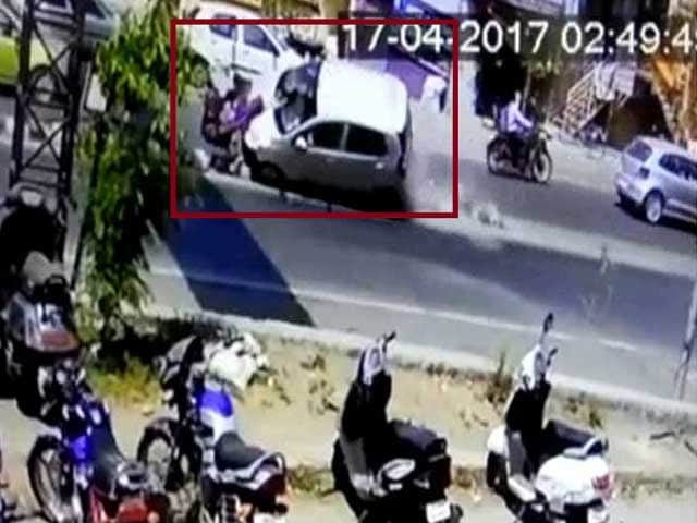 Video : कैमरे में कैद दर्दनाक हादसा : कार ने 5 को रौंदा, बच्ची और मां की मौत