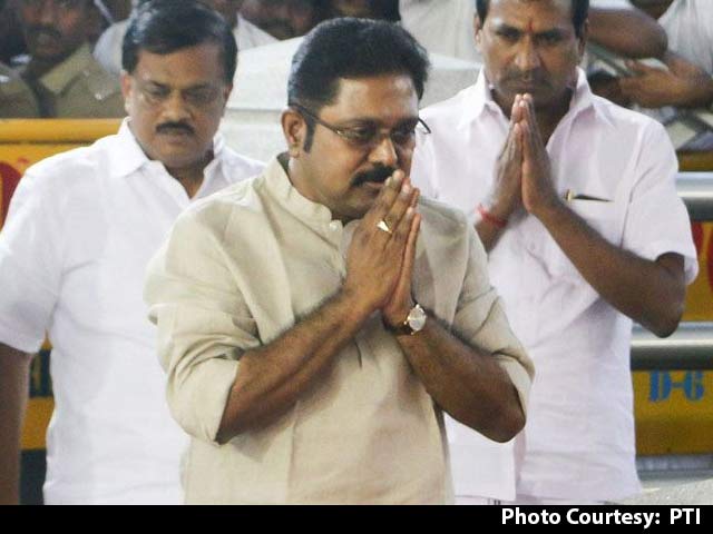 In A Bag, Over 1 Crore In Rs. 2,000 Notes. TTV Dinakaran's Bribe, Say Cops