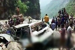 हिमाचल प्रदेश में यात्रियों से भरी बस टोंस नदी में गिरी, 43 की मौत हिमाचल प्रदेश में यात्रियों से भरी बस टोंस नदी में गिरी, 43 की मौत