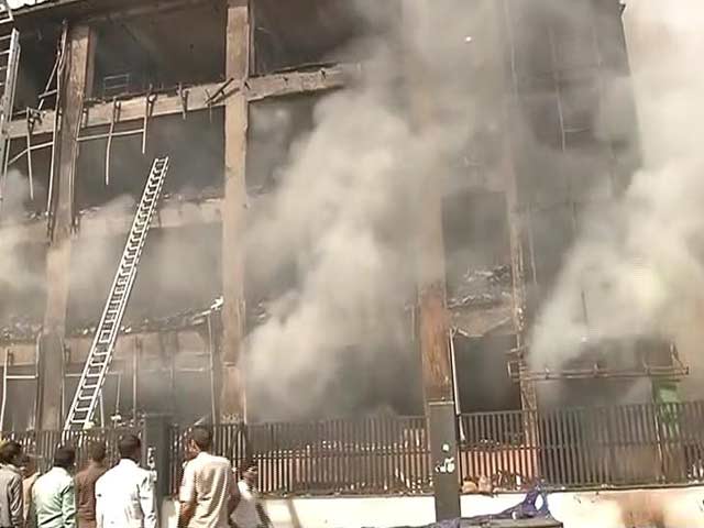 नोएडा में LED बल्ब बनाने वाली फैक्टरी में भीषण आग, 6 शव बरामद