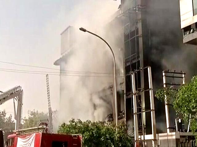 Video : नोएडा के सेक्टर-11 की एक इमारत में आग लगने से 6 लोगों की मौत