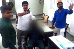 नागपुर : प्रिंसिपल पर लगा छात्रा से छेड़खानी का आरोप, शिवसैनिकों का हंगामा नागपुर : प्रिंसिपल पर लगा छात्रा से छेड़खानी का आरोप, शिवसैनिकों का हंगामा