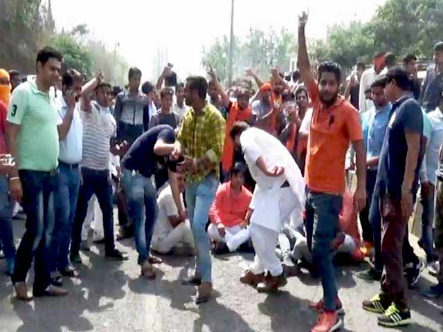 Video : सहारनपुर : अंबेडकर जयंती के जुलूस के दौरान दो गुटों में झड़प
