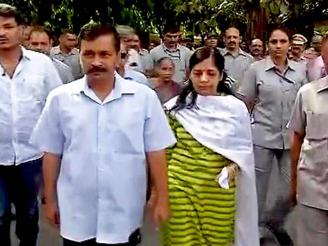 दिल्ली में नगर निगम चुनाव की वोटिंग, केजरीवाल पहुंचे वोट डालने