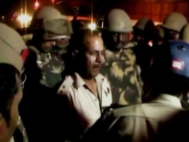 आगरा के थानों में पुलिसकर्मियों पर हमला और हिंसा