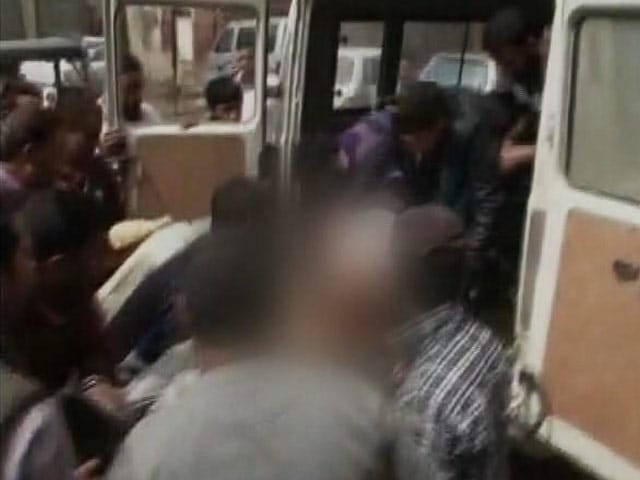 Videos : जम्मू-कश्मीर : पीडीपी के नेता अब्दुल गनी डार को आतंकियों ने गोली मारी
