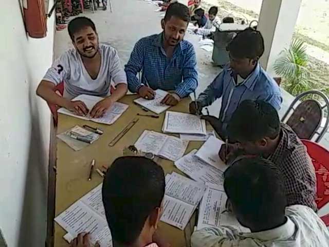 बाराबंकी : कॉलेज मैनेजमेंट की मौजूदगी में परीक्षा में सामूहिक नकल