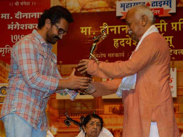 Aamir Khan Receives Award And Attends Ceremony Too. After 16 Years
