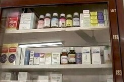 एम्स की फ़ाइल में फंसीं जेनरिक दवाएं, बाहर से मंहगी दवाएं ख़रीद रहे मरीज़ एम्स की फ़ाइल में फंसीं जेनरिक दवाएं, बाहर से मंहगी दवाएं ख़रीद रहे मरीज़