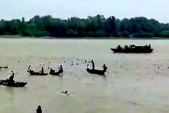 कैमरे में कैद : हुगली में ऊंची लहर के चलते नदी में समा गई पुलिया, 3 की मौत कैमरे में कैद : हुगली में ऊंची लहर के चलते नदी में समा गई पुलिया, 3 की मौत