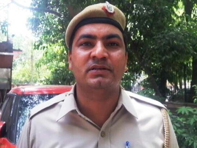 दिल्ली : सिपाहियों ने दिया घायल लुटेरे को खून