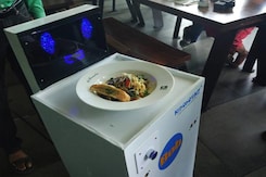 रेस्तरां में रोबोट परोसेगा खाना रेस्तरां में रोबोट परोसेगा खाना