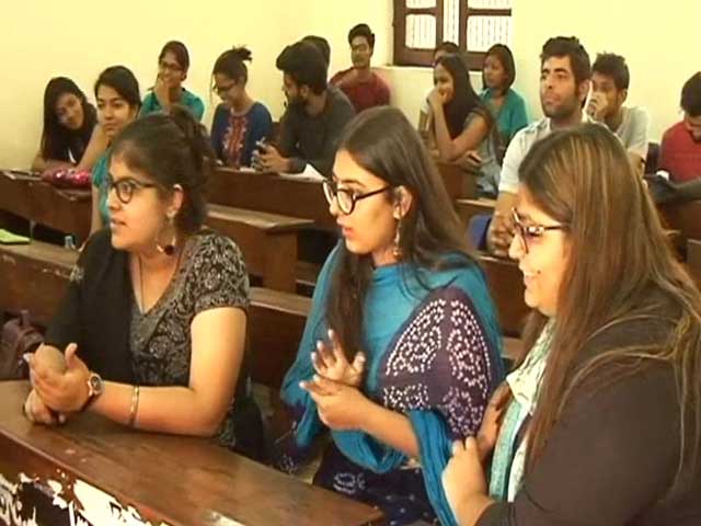 Video : After Chetan Bhagat, Delhi University May Introduce 'Facebook Writing'