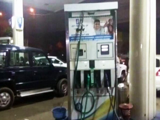 Videos : लखनऊ के सात पेट्रोल पंपों पर STF का छापा, चिप के जरिये हेराफेरी का आरोप
