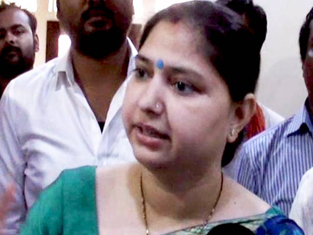 यूपी में महिला बीजेपी सांसद की SP को धमकी, 'खाल खिंचवा लेंगे...'