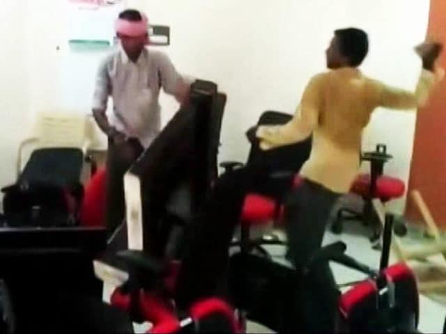 Video : Angry Chilly Farmers In Telangana Go On Rampage, Break ACs, Fans