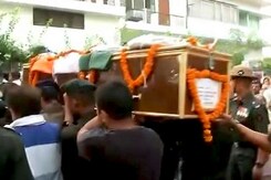 कुपवाड़ा में शहीद हुए कैप्टन आयुष यादव का पार्थिव शरीर उनके घर पहुंचा कुपवाड़ा में शहीद हुए कैप्टन आयुष यादव का पार्थिव शरीर उनके घर पहुंचा