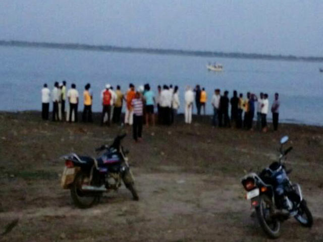 महाराष्ट्र के इंदापुर में नाव नदी में पलटी, 4 डॉक्टर डूबे