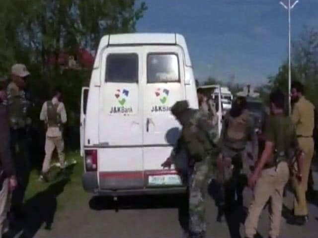 Video : जम्मू-कश्मीर में आतंकियों ने ATM वैन लूटने की कोशिश की, 4 पुलिसवालों और 2 बैंककर्मियों की हत्या की