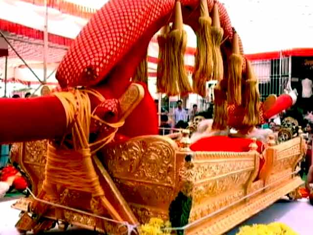 Videos : महालक्ष्मी मंदिर में अंबाबाई के लिए बनाई गई 7 करोड़ की पालकी