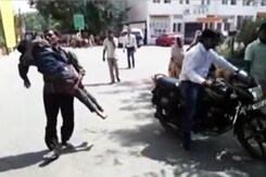 इटावा में 15 साल के बेटे का शव कंधे पर ले जाने को मजबूर हुआ पिता इटावा में 15 साल के बेटे का शव कंधे पर ले जाने को मजबूर हुआ पिता