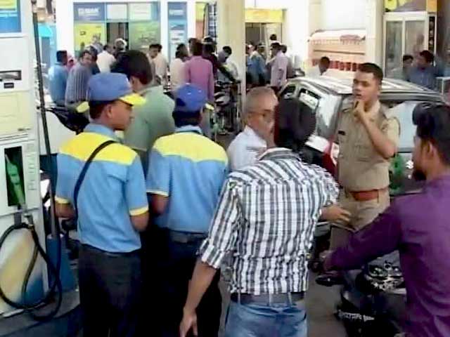 सरकार की सख्ती के बाद लखनऊ में खत्म हुई पेट्रोल पंपों की हड़ताल