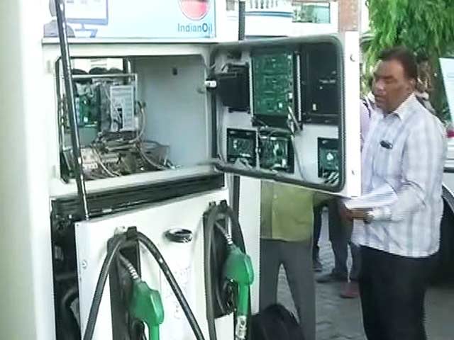 Videos : यूपी में सभी 6600 पेट्रोल पंपों की जांच के आदेश