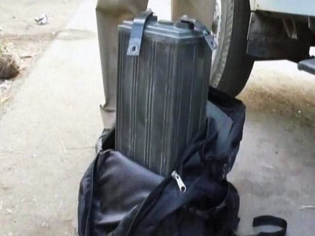 Videos : पठानकोट : आर्मी कैंट के पास दो संदिग्ध बैग मिले