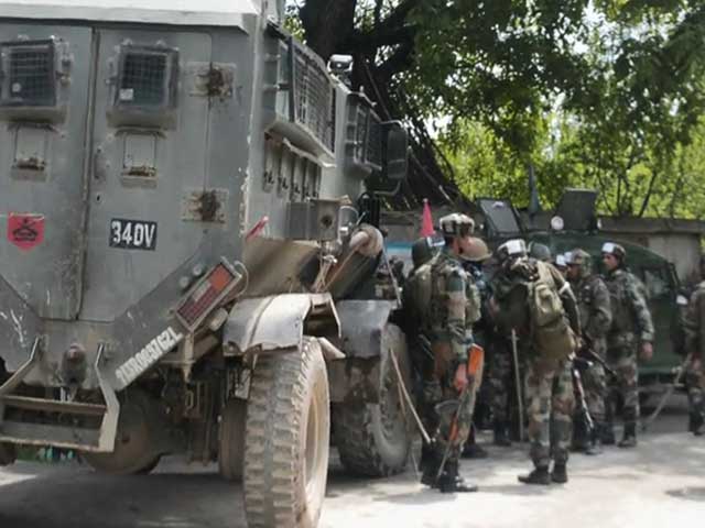 Video : As Clean-Up Ops In Kashmir's Shopian Ends, A Terror Attack. Man Dead.