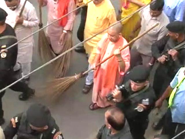 Video : Yogi Adityanath Picks Up Broom, Kick-Starts Clean Uttar Pradesh Mission