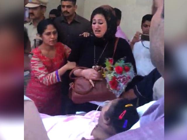Video : New Video Of Eman Ahmed Shows Media Waiting, Sister Breaks Down