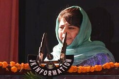 कश्मीर को दलदल से पीएम मोदी ही निकाल सकते हैं : महबूबा मुफ्ती कश्मीर को दलदल से पीएम मोदी ही निकाल सकते हैं : महबूबा मुफ्ती