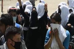 Students Clash With Police In Jammu And Kashmir's Handwara, Tear Gas Used Students Clash With Police In Jammu And Kashmir's Handwara, Tear Gas Used