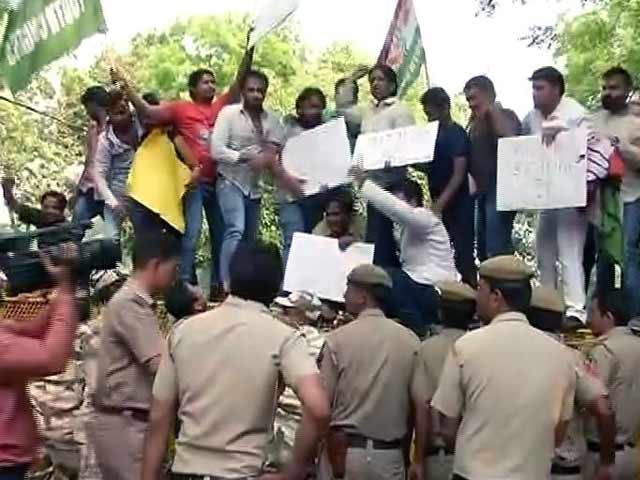 Videos : कांग्रेस युवा मोर्चा ने केजरीवाल के घर के बाहर किया प्रदर्शन