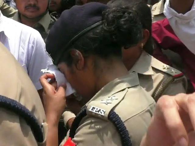 'Don't Cross Limits' Shouts BJP Lawmaker, Woman IPS Officer Breaks Down