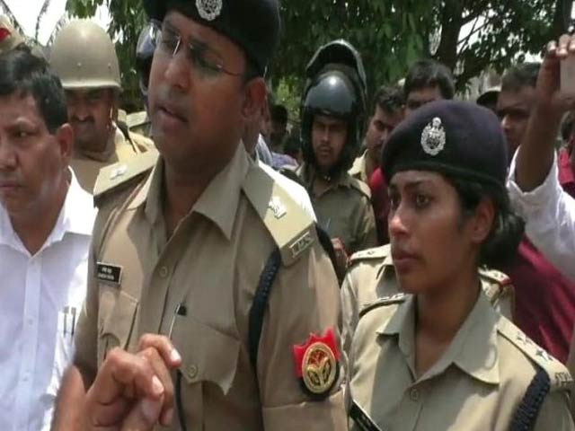 गोरखपुर में योगी के विधायक ने लगाई लेडी IPS को सरेआम फटकार