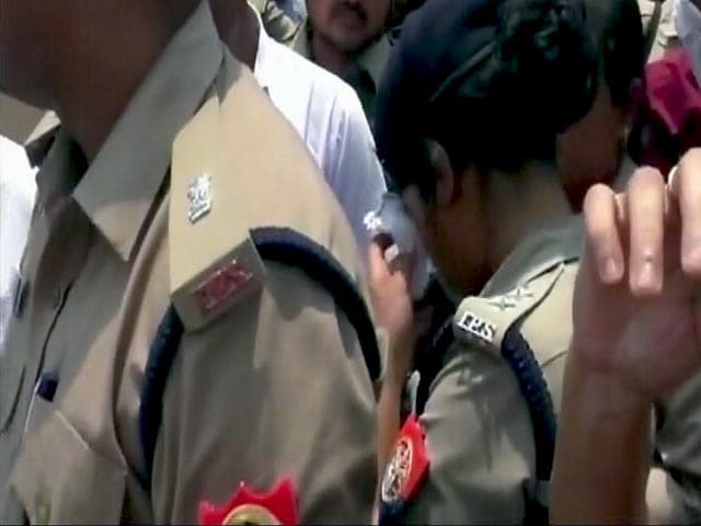 Videos : गोरखपुर की महिला IPS ने कहा, 'मेरे आंसुओं को मेरी कमजोरी न समझें'