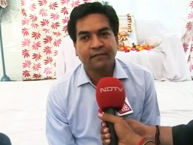 भूख हड़ताल पर बैठे कपिल मिश्रा