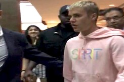 मुंबई में प्रस्तुति देने के लिए भारत पहुंचे जस्टिन बीबर मुंबई में प्रस्तुति देने के लिए भारत पहुंचे जस्टिन बीबर