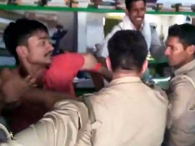 Video : समाजवादी पार्टी के नेता के भतीजे ने थाने में मारा सब इंस्पेक्टर को थप्पड़