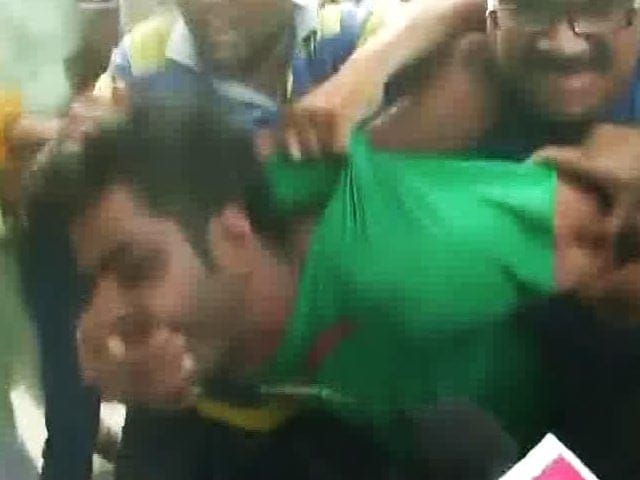 Video : Suspended AAP Leader Kapil Mishra Attacked In Delhi