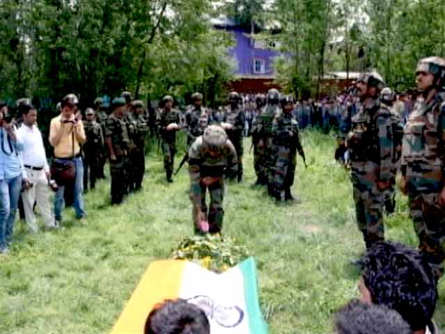 इंडिया 8 बजे : जम्मू-कश्मीर में आर्मी अफसर की हत्‍या